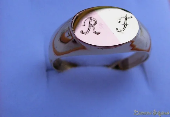 Pečetní prsten z červeného a bílého zlata s rytým monogramem R F