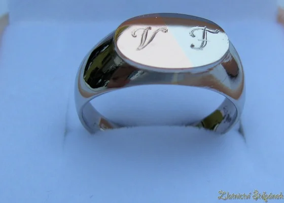 Pečetní prsten z bílého a žlutého zlata s rytým monogramem V F