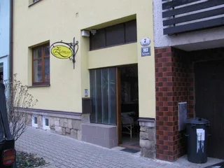 Vchod do prodejny na Sibiřské 903/7 s vývěsním štítem