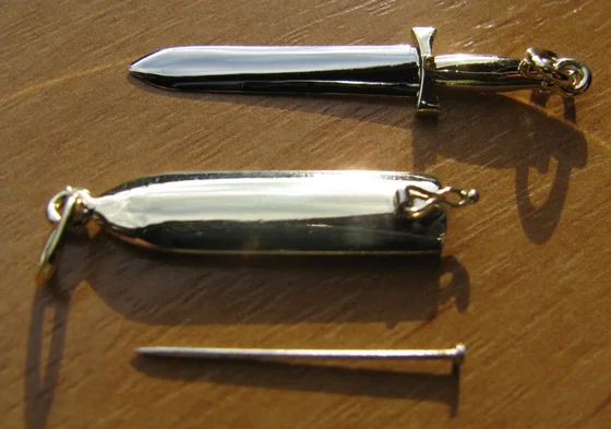 Miniatury dýky, zavíracího nože a jehly z bílého a žlutého zlata