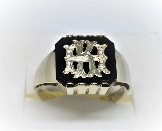 Pečetní prsten ze žlutého zlata s onyxem a zlatým monogramem