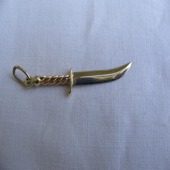 Miniatura dýky s kroucenou rukojetí