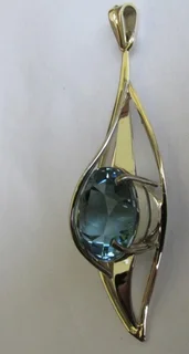 Přívěsek se světle modrým oválným kamenem