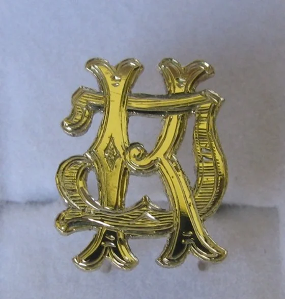 Zdobný monogram ze žlutého zlata