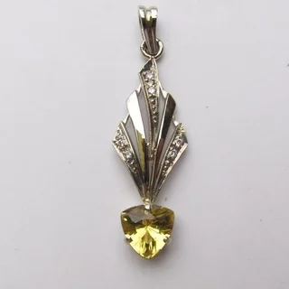 Přívěsek ve stylu art deco se žlutým kamenem ve tvaru trojúhelníku